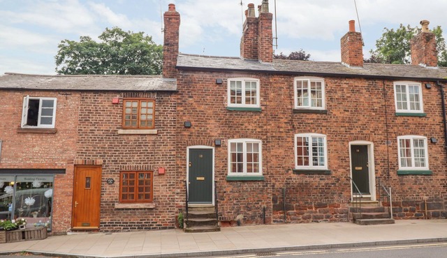 TOWER VIEW COTTAGE, character holiday cottage in Chester