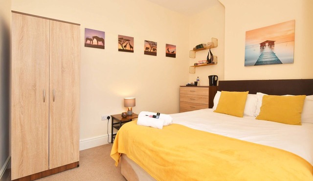 Townhouse @ 178 Ruskin Road Crewe - Superior Double Ensuite With TV