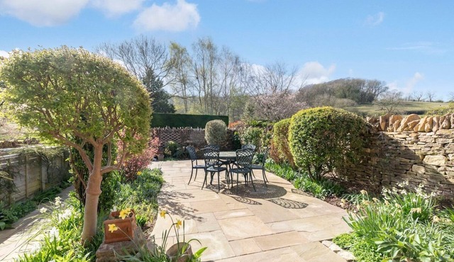 Tranquil Home on Leckhampton Hill with EV Charger