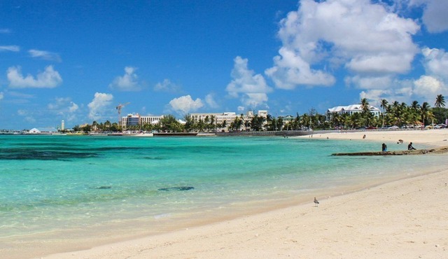 Tre'Tel Home Away #1 Centrally located, 5-minute Walk To The Beach 1800 sq. ft.
