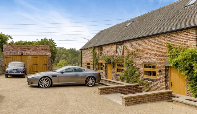 Trent Barn - Eight Bedroom House, Sleeps 16