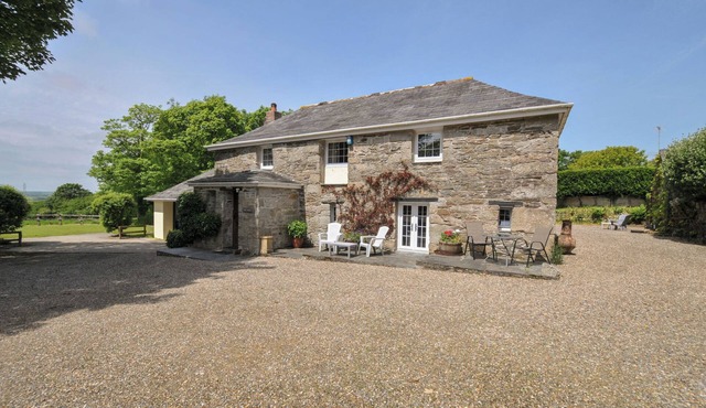 TREVENNING BARN, pet friendly, with open fire in Bodmin