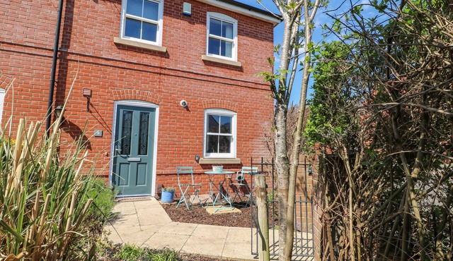 TRINITY COTTAGE, pet friendly, with a garden in Christchurch