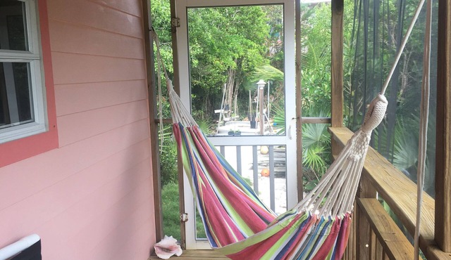 Tropical Hideaway - walk to the beach! FALL SPECIAL!
