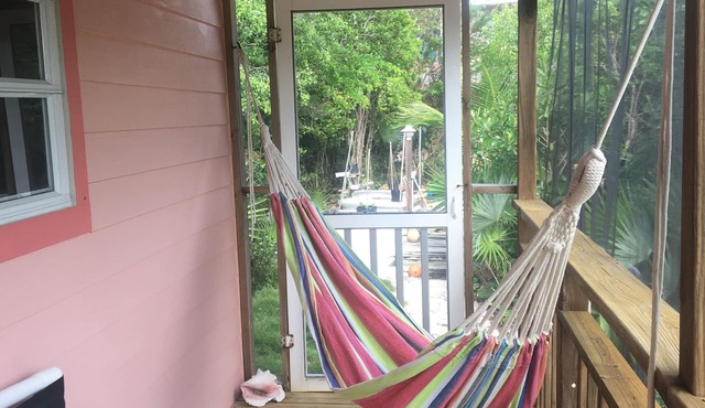 Tropical Hideaway - walk to the beach!