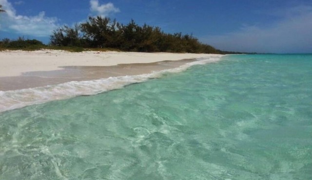 Tropical Leisure 2BR cottage with beach nearby