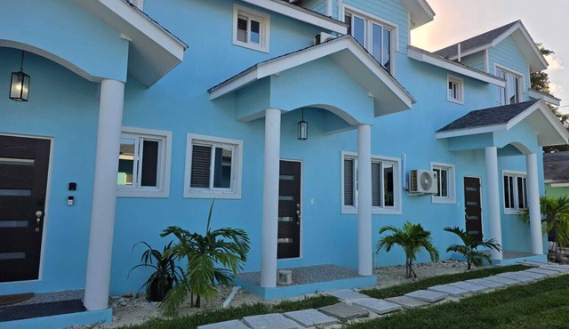 Tropical Oasis 2BR Townhouse Unit 2 Minutes from Airport & Beach