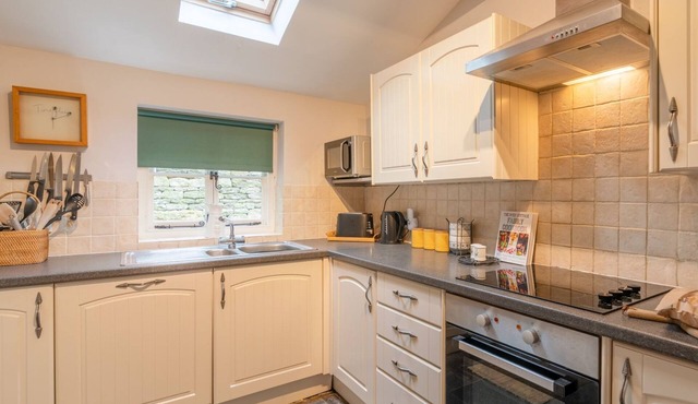 Truffles Cottage - sleeps 4 guests in 2 bedrooms