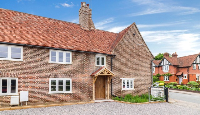 TUFFS FARM COTTAGE, pet friendly, with open fire in Chipperfield