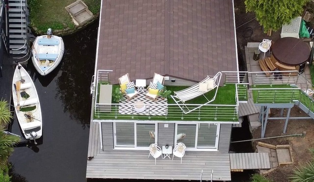 Tulana Taggs, floating home & hot tub on idyllic island-Hampton Court & Richmond