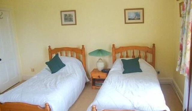 Twin Ensuite Yellow Room at Burcombe Manor