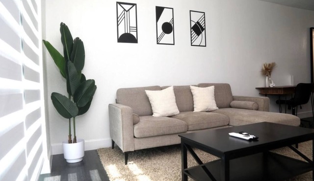 Two Bedroom Condo mins from beach