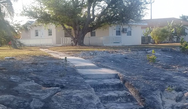 Two bedroom home Home with small beach. Spectacular sunsets! Simms Bunches