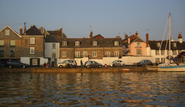 Two Bedroom Waterside Cottage With Balcony And Magnificent Views Of The Estuary