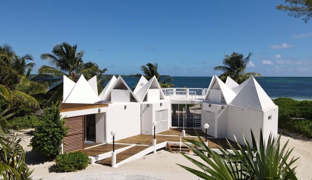 ULTRA LUX Coconut Cove-FULL SOLAR- Pool-Golf Course!3acre 300 ft PINK SAND BEACH