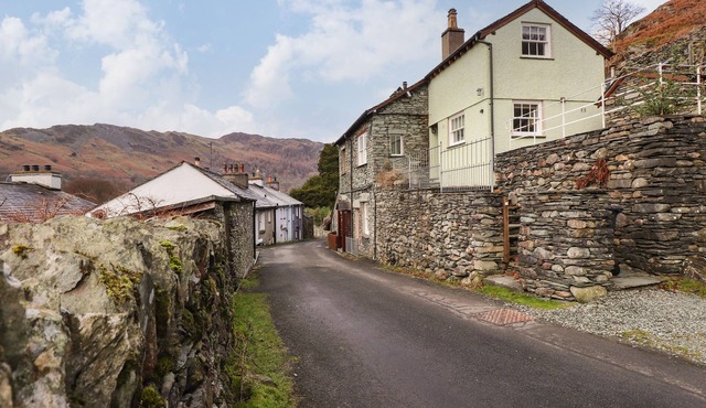 UNDERFELL, family friendly, character holiday cottage in Chapel Stile