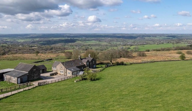 Unique farm stay near Alton Towers & Foxtail Barns Wedding Venue sleeps up to 16