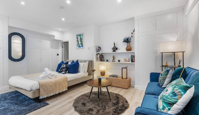 Upgraded Deluxe Studio Full Kitchen and Dining Space Near Hyde Park