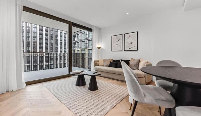 Urban Chic 1 BR with Balcony