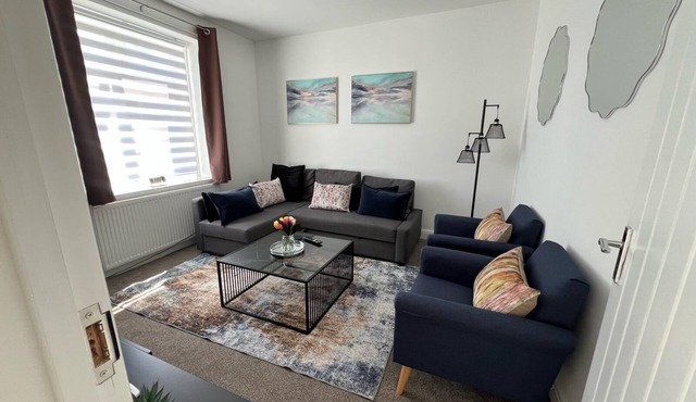 Uxbridge UB8 - Spacious Sanctuary in Uxbridge w/ Wi-Fi & Parking