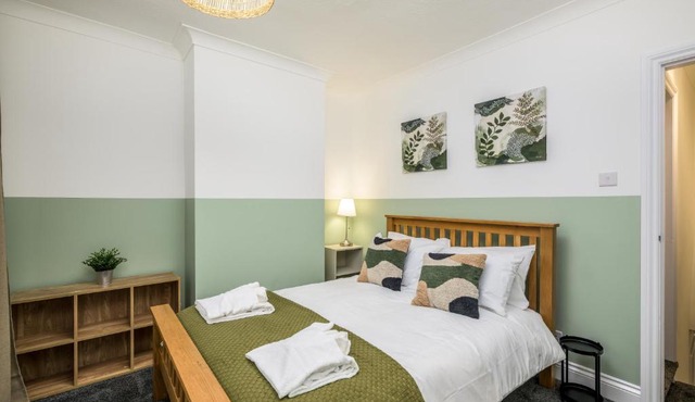 Vale House By EDEN Accommodation - 2 Bedroom Whole House, Sleeps 4 - NEWLY RENOVATED