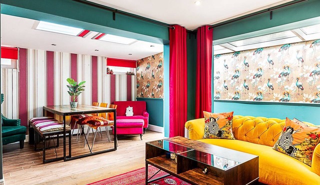 Vibrant Kensington Flat with Garden Bar