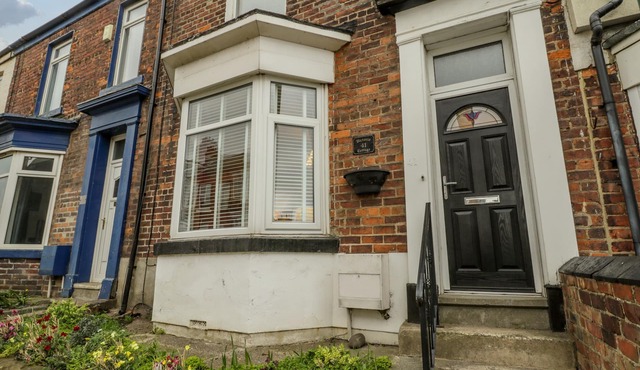 VICTORIA COTTAGE, pet friendly, with a garden in Marske-By-The-Sea