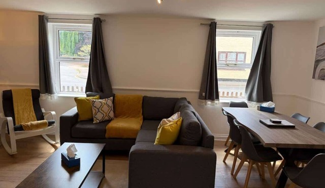 Victoria House - 4 Cosy Bedrooms for Large Groups