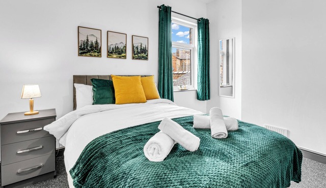 Victoria House 3BR | Royal Stoke Hospital with Parking