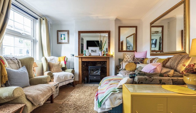 Victorian Cottage set in Conservation area 100m from the ever popular Bath Road