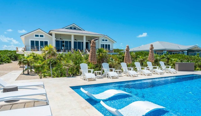 Villa Coral, Beachfront w/Pool - Newly Built Designer Home
