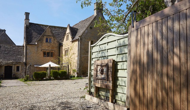 Village Centre Location Traditional Farm Manor House w Hot Tub