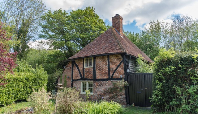 Walnut Tree Cottage - romantic cottage by Bloom Stays in the beautiful Kent countryside