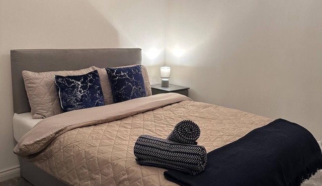 Warmly Entire 3 Bed Home | Tranquil Greenery | LHR 15 Mins & London City 35 mins
