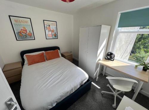 Warrington House - Sleeps 6 - WiFi - Free Parking - Contractor Friendly