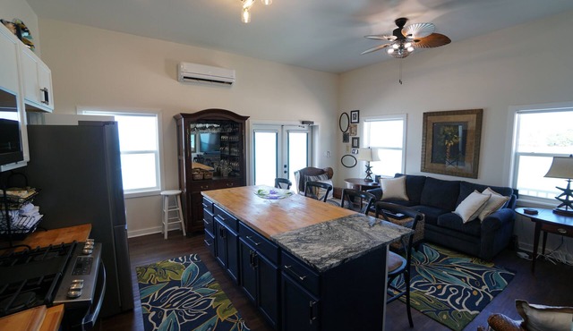Waterfront 1-bedroom apartment in charming Staniel Cay Huge Patio