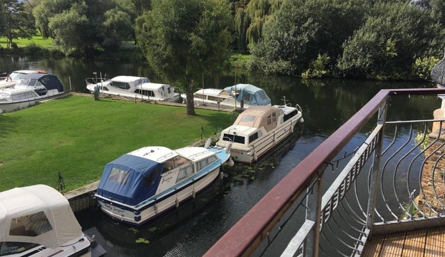 Waterfront House 3 BR Parking St Neots Town Centre