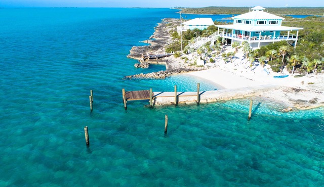 Waterfront Luxury private beach & dock. Cottage available for 4 more guests