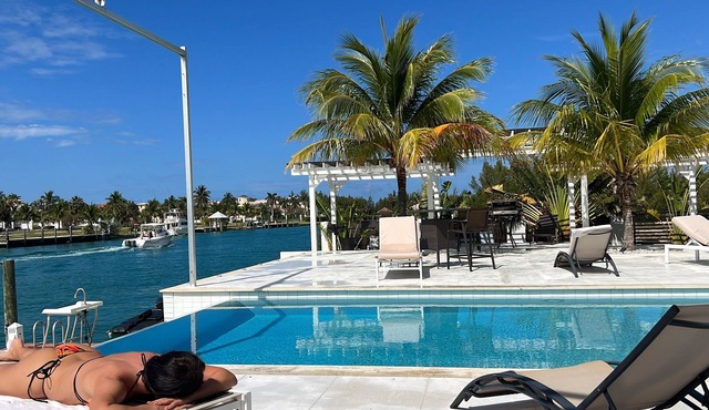 Waterfront luxury villa in Freeport Bahamas