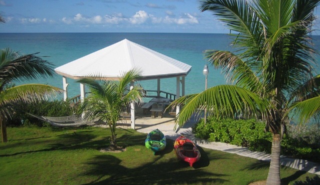 Waterfront. Private sea entry. Gazebo, Kayaks, Wifi. 300ft to Rainbow Beach