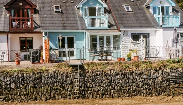 WATERSIDE COTTAGE, pet friendly, with a garden in Little Petherick