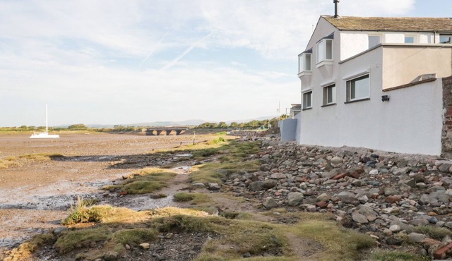 WATERSIDE, family friendly, with open fire in Ravenglass