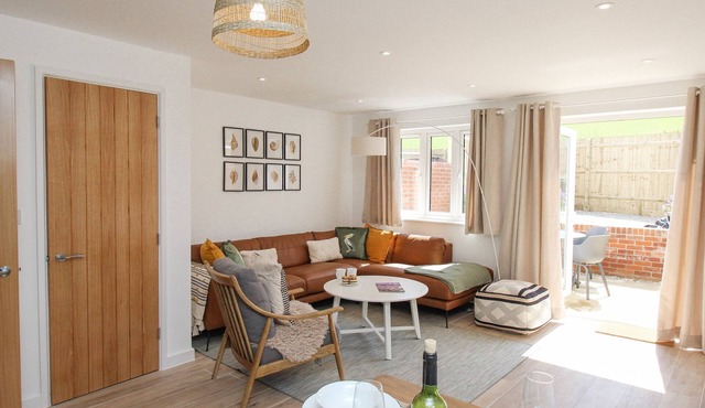 WATERSTON COTTAGE, pet friendly, with a garden in West Lulworth