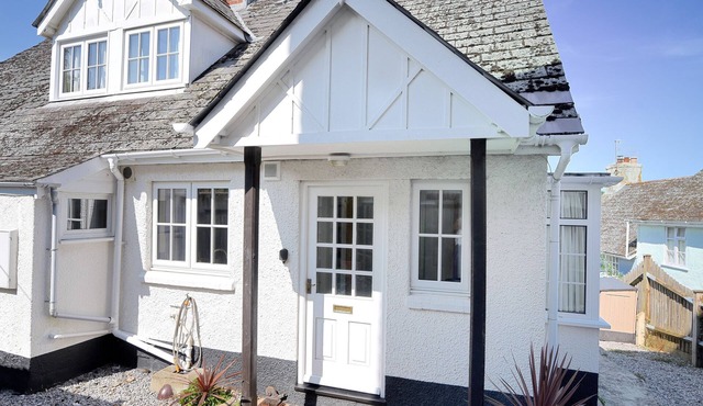 WAVERLEY, pet friendly, character holiday cottage in Lyme Regis