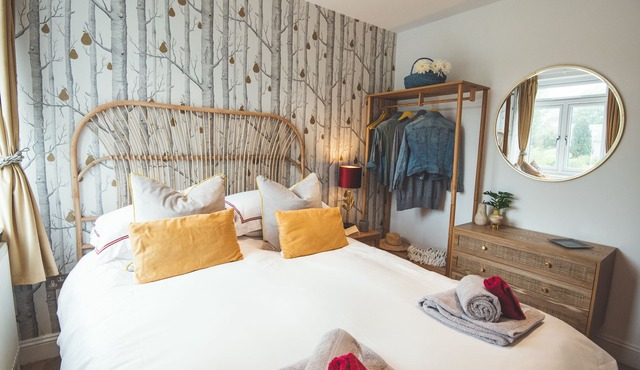 Waves Apartment Devon | Sea-View Sanctuary | Walks, Beach Sauna, Pet-Friendly