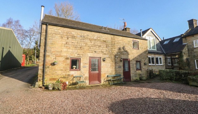 WAYSIDE COTTAGE AT WAYSIDE FARM, pet friendly in Matlock