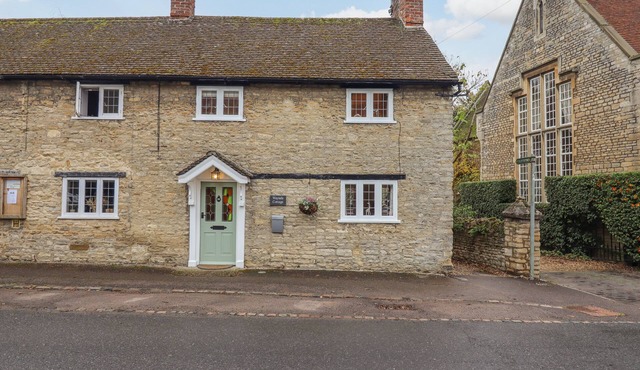 WAYSIDE COTTAGE, pet friendly, with hot tub in Sharnbrook