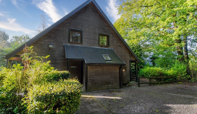 Weaver; woodland lodge for 12 with hot tub, log burner, BBQ, near Alton Towers.