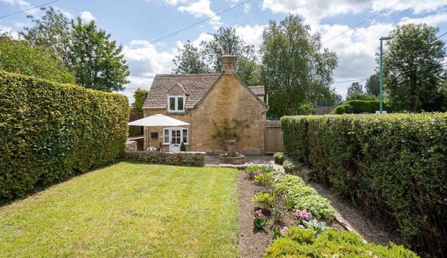 WEIR COTTAGE, family friendly, with open fire in Bourton-On-The-Water