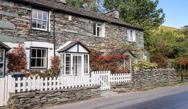 WEIR COTTAGE, pet friendly, with open fire in Chapel Stile
